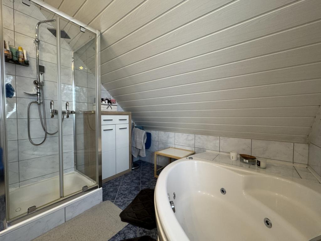 Dusche und große Eckbadewanne