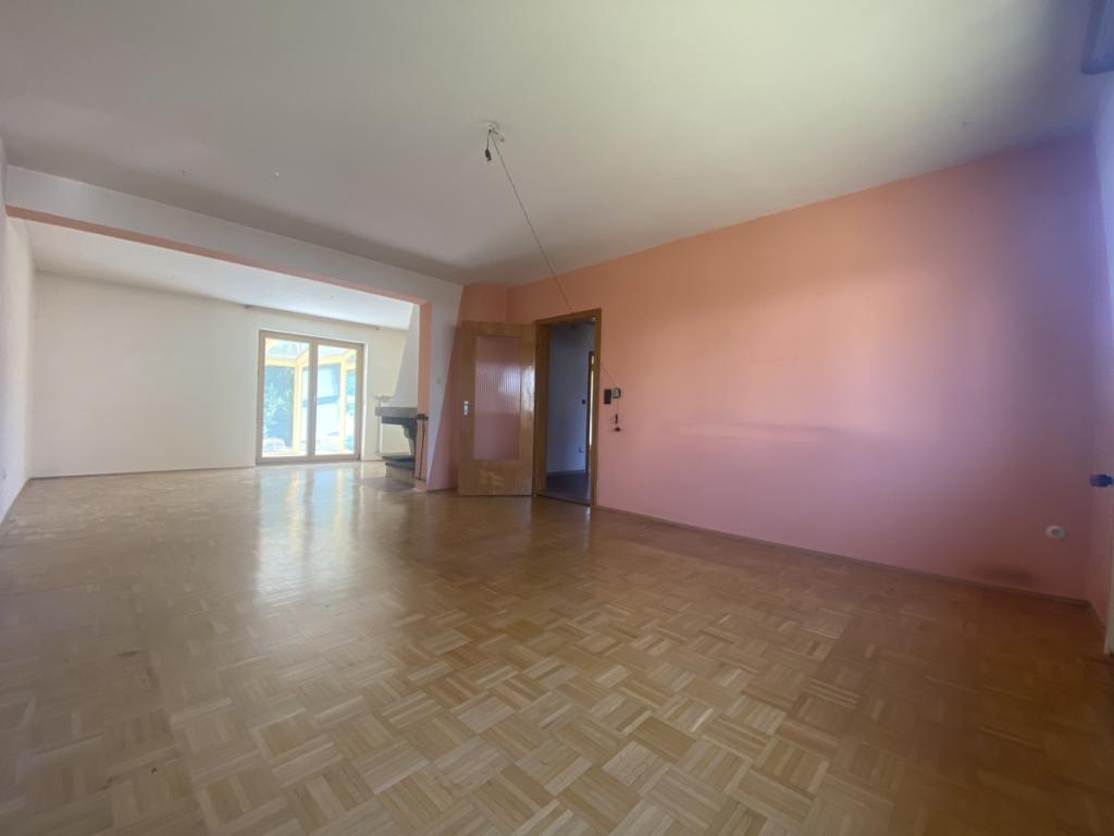 großer Wohn- Essbereich mit offenem Kamin