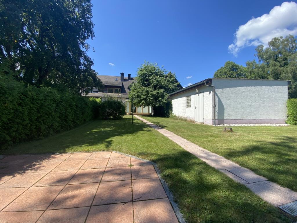 Garten mit Garage
