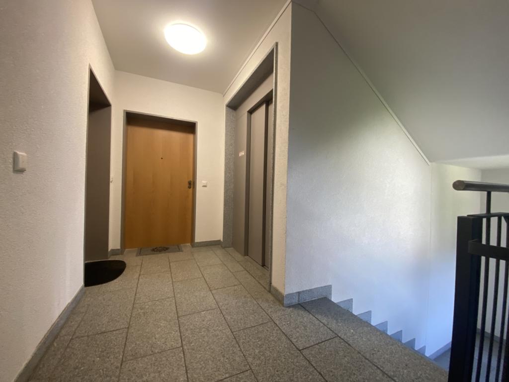 Treppenhaus mit Aufzug