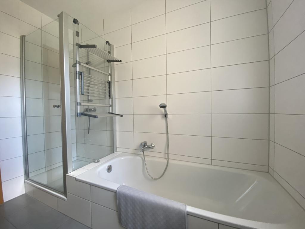 Dusche und Wanne