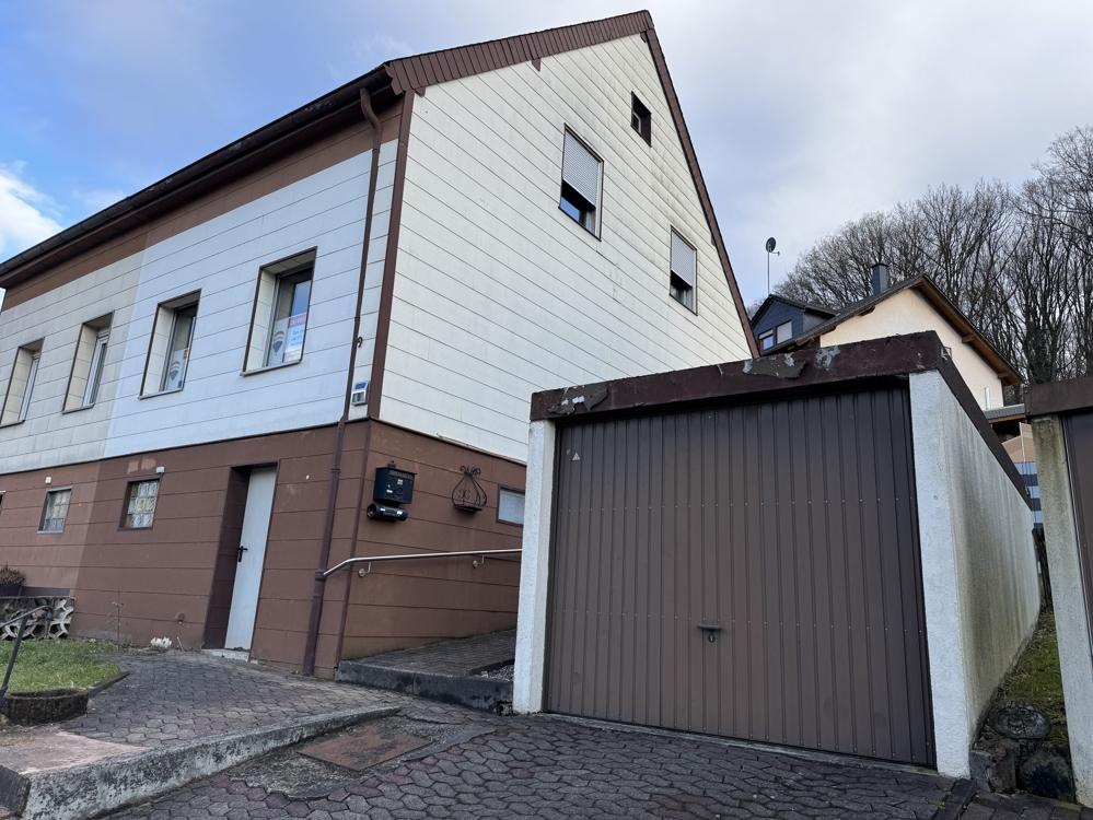 Vordere Ansicht mit Garage