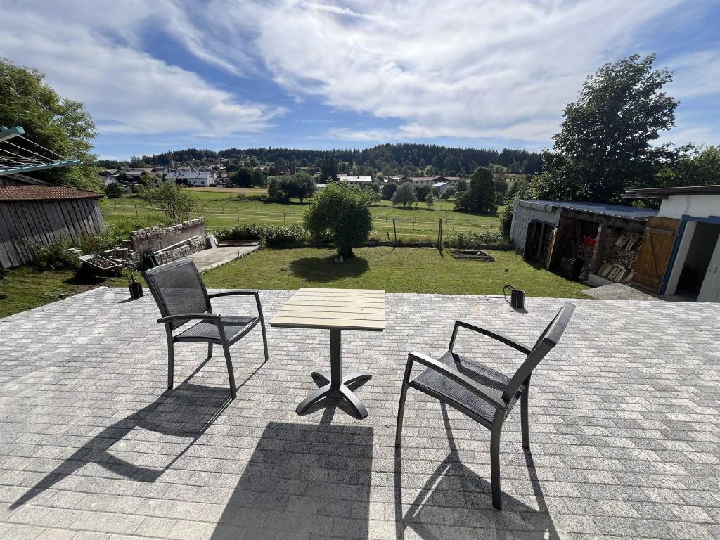 sonnige Terrasse mit schönem Blick