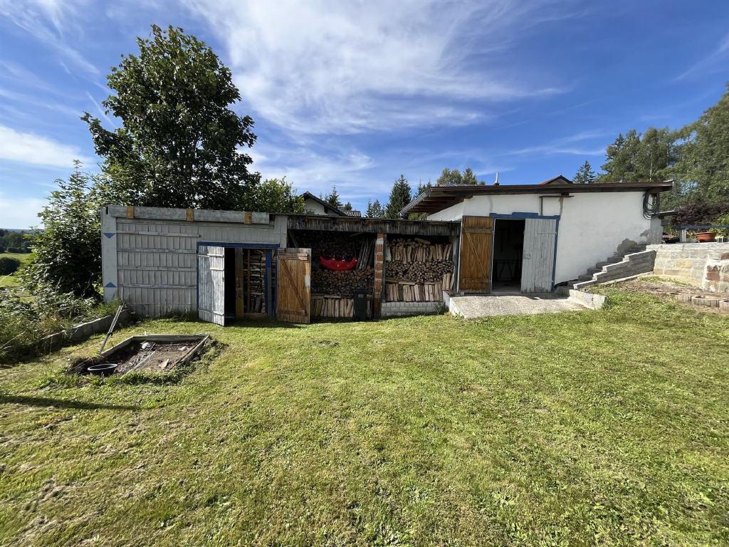 geräumiges Nebengebäude