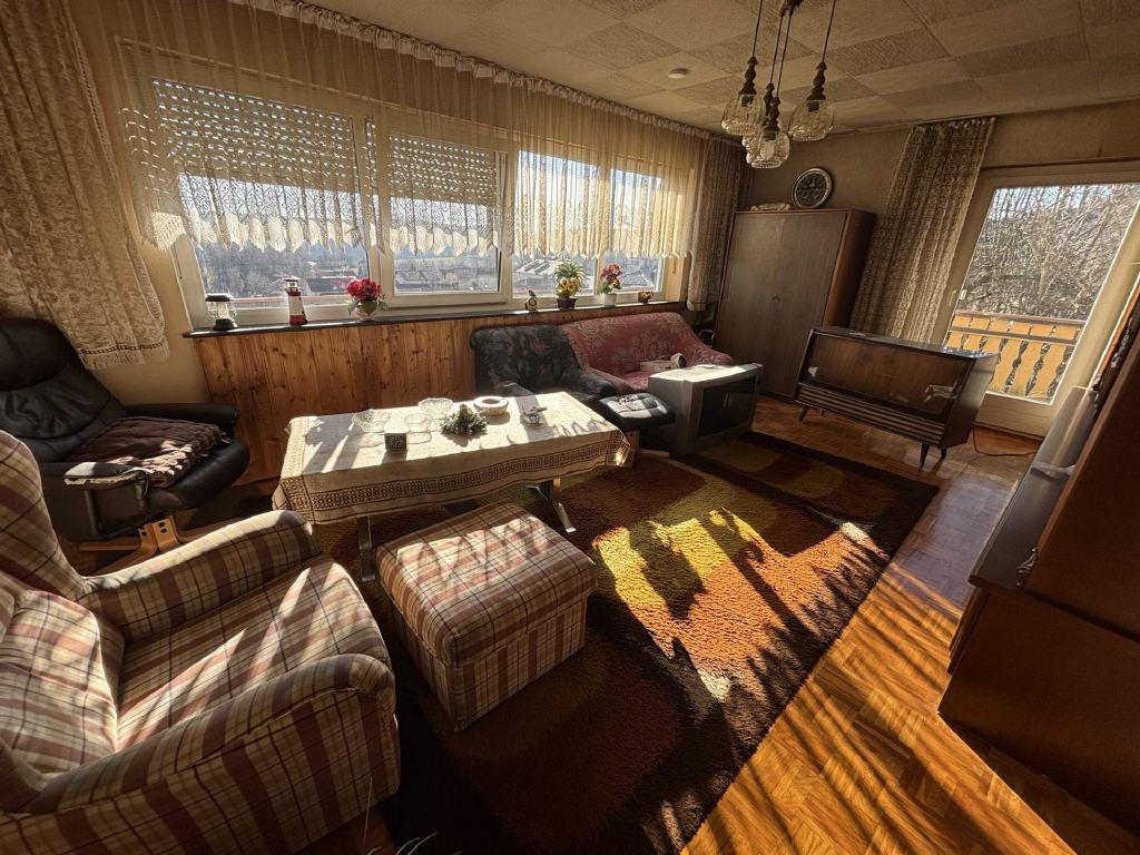 Wohnzimmer mit Balkonzugang