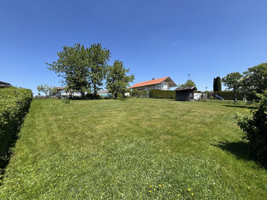großes Gartengrundstück