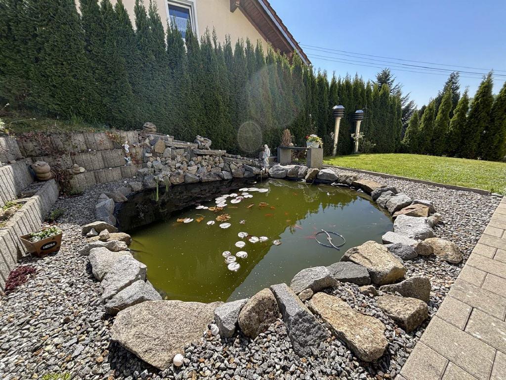 Teich mit Wasserlauf