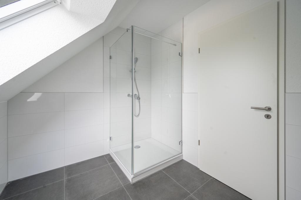 Moderne Dachgeschosswohnung mit Balkon in ruhiger Lage von Geilenkirchen Prummern! - Photo 1