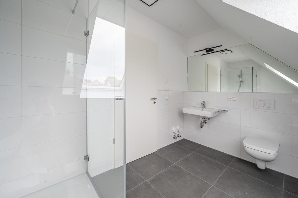 Moderne Dachgeschosswohnung mit Balkon in ruhiger Lage von Geilenkirchen Prummern! - Photo 3