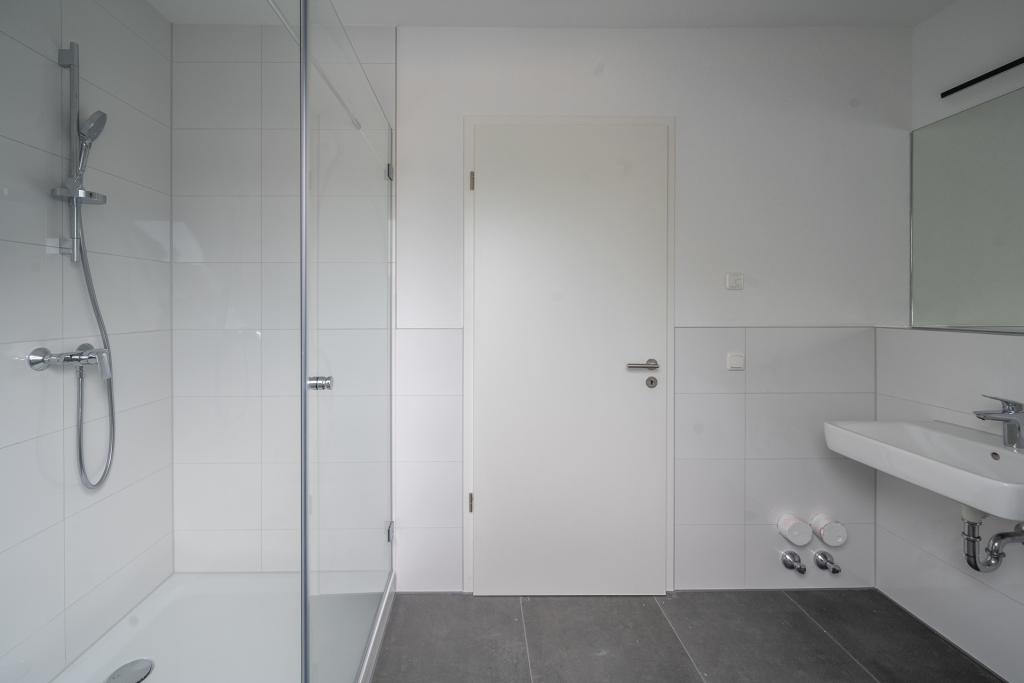 Moderne Dachgeschosswohnung mit Balkon in ruhiger Lage von Geilenkirchen Prummern! - Photo 2