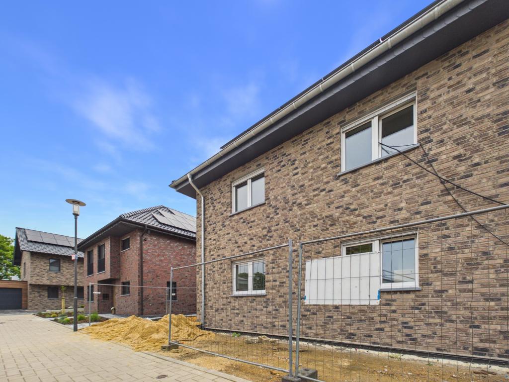 Energieeffizientes Neubauhaus mit Garage und Garten in ruhiger Wohnlage von Langbroich! - Foto 4