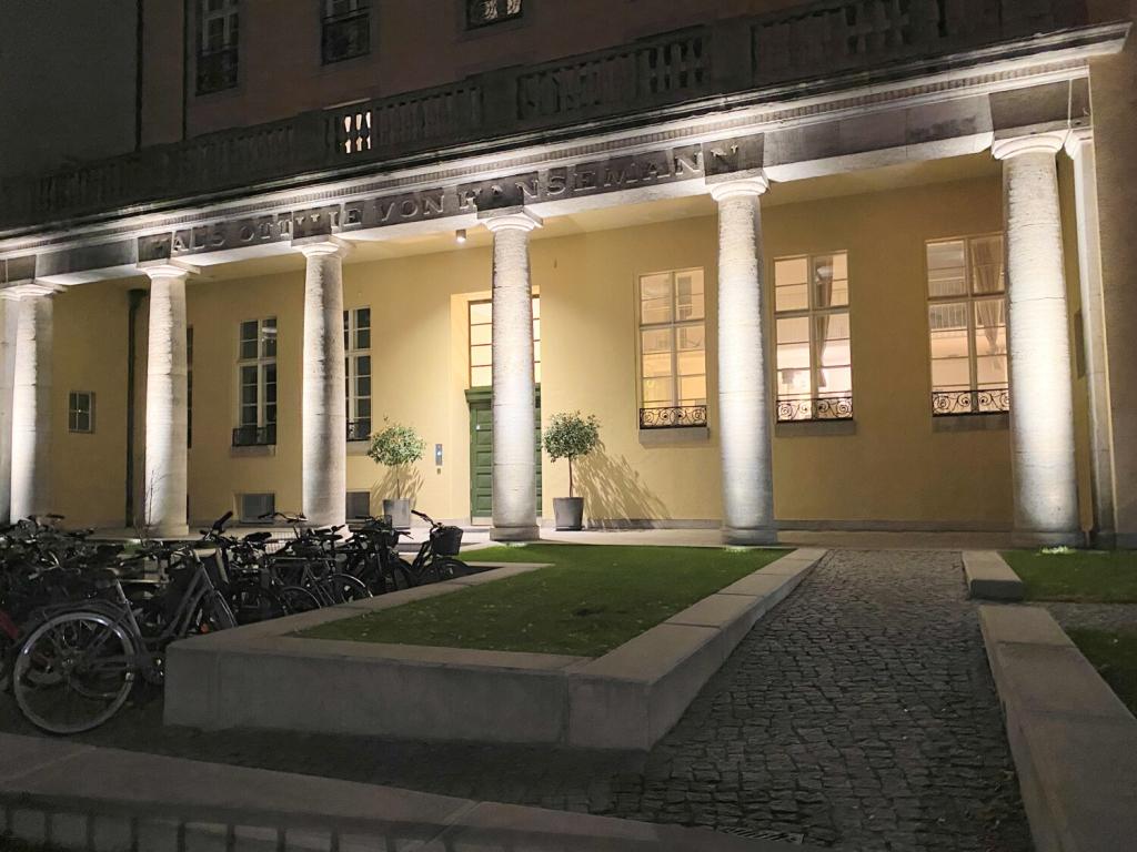 Eingangsbereich am Abend