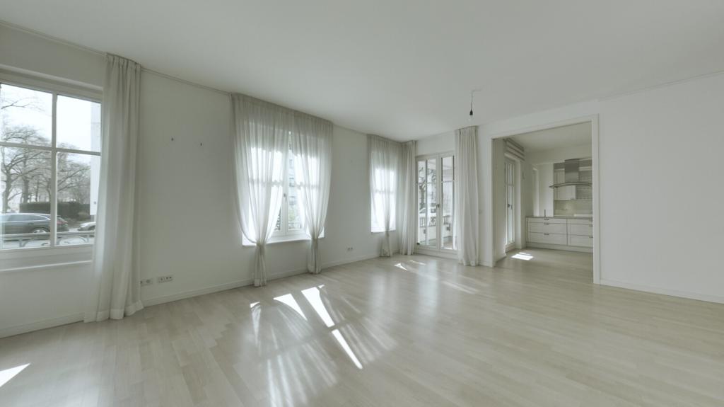 Elegante Erdgeschosswohnung mit Sicherheitsplus und sehr großem Balkon - Photo 2