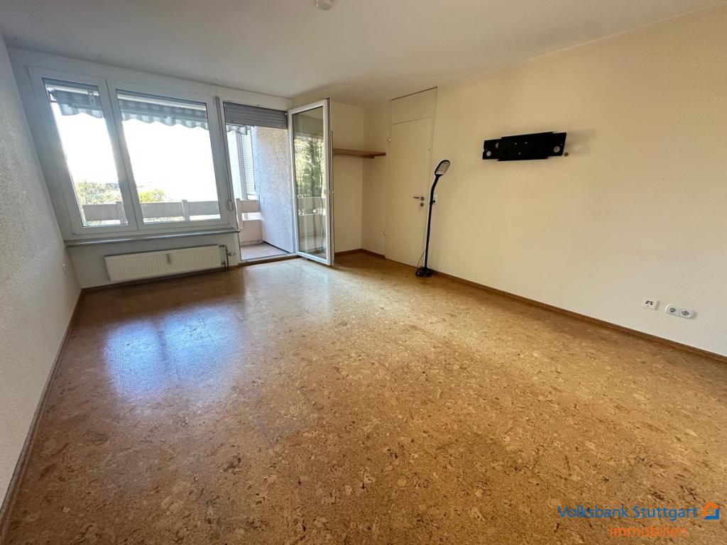 Wohnzimmer mit Zugang zum Balkon