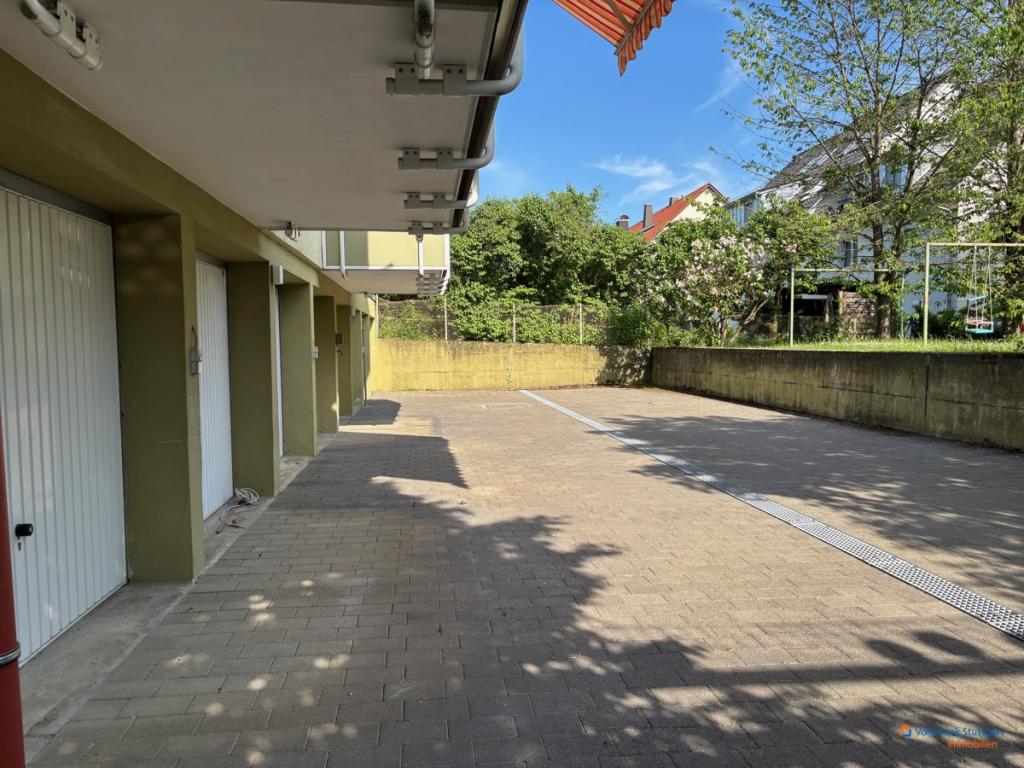 Hof mit Garagen