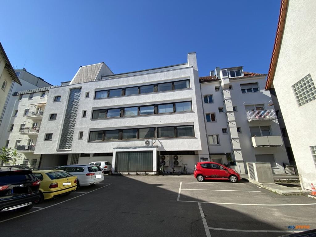 Hinterhof mit Parkplatz
