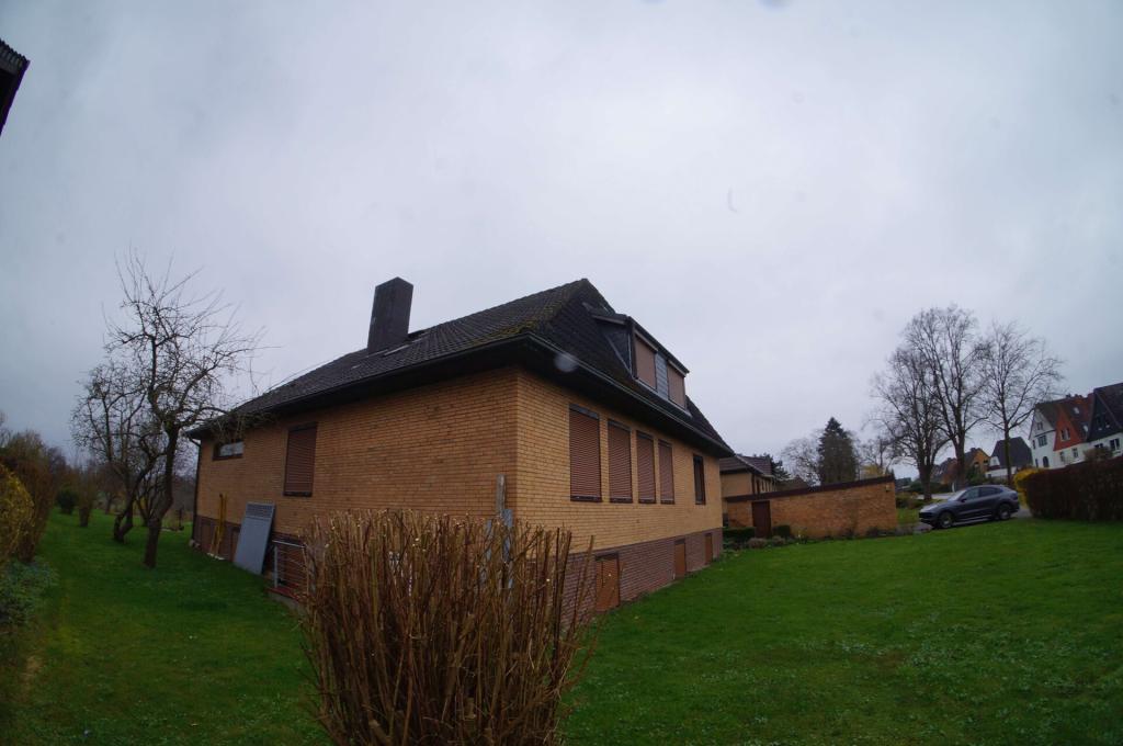 Ansicht mit Vorgarten