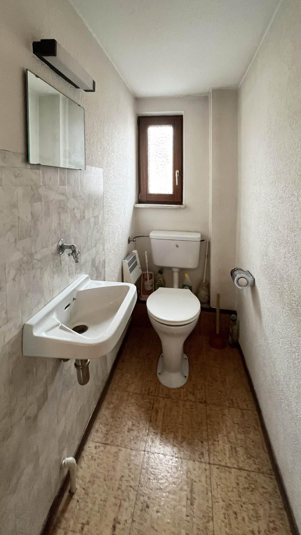 separates WC