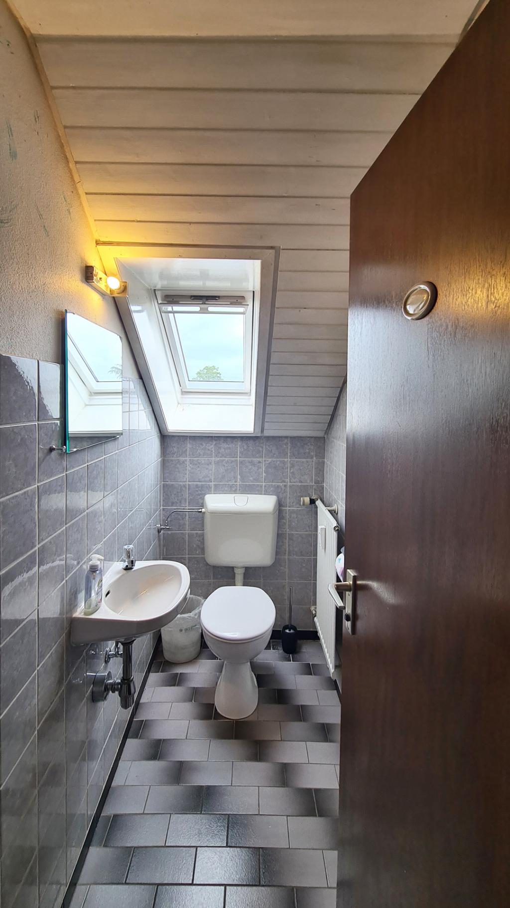 separates WC