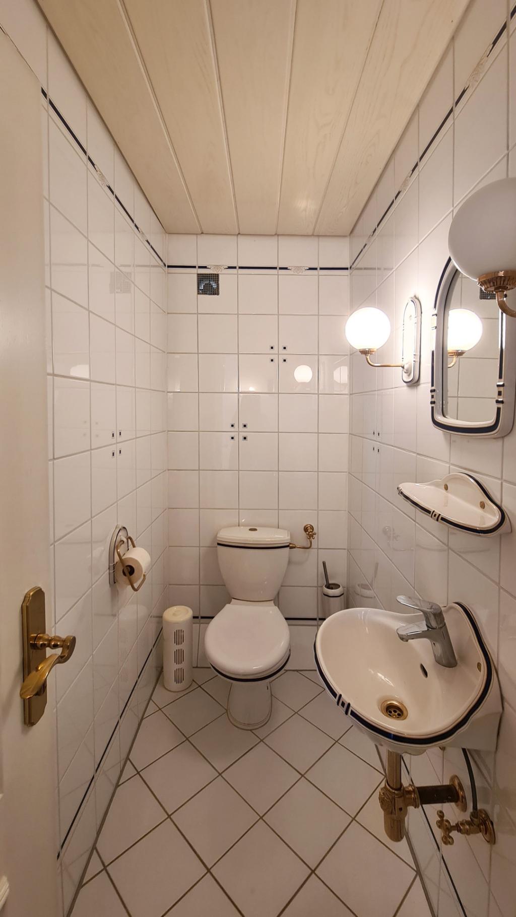 separates WC