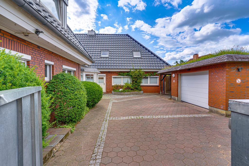 Auffahrt mit Garage und Carport