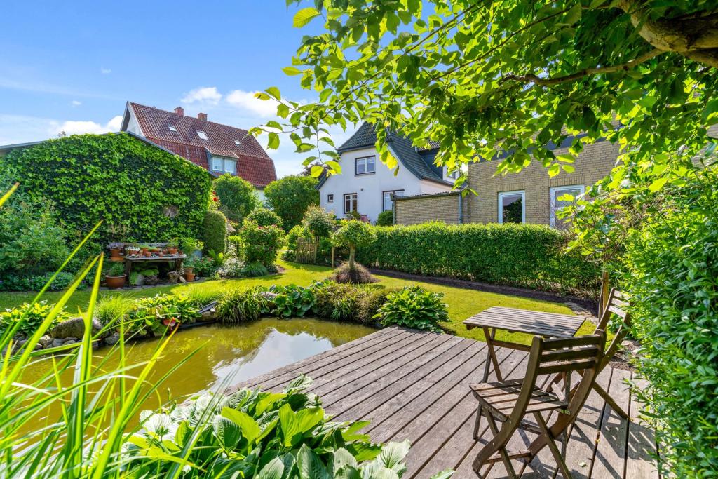 Terrasse am Gartenteich