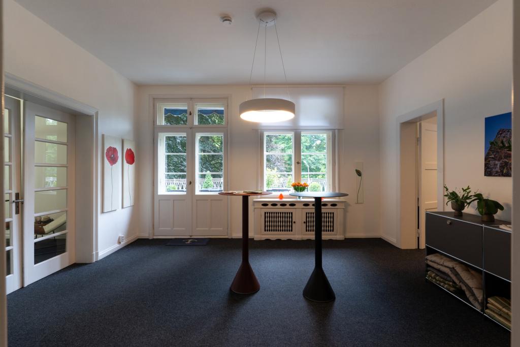 Büro-/Empfangsraum mit Zugang zum Balkon Ansicht I