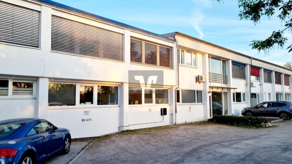 Rückseite und Parkplätze