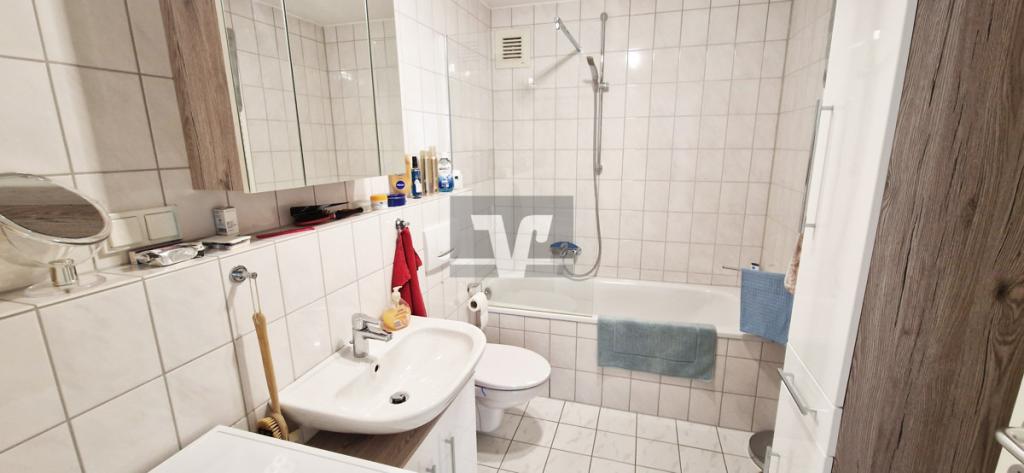 Helles Badezimmer mit Wanne