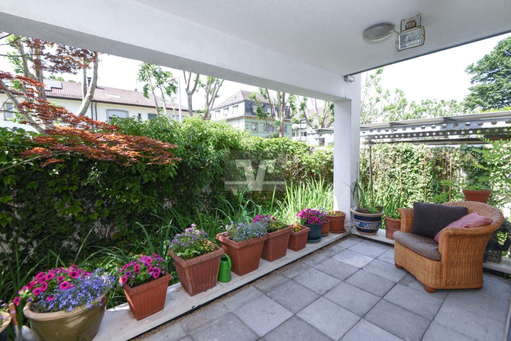 Blickdichte und grün angelegte Terrasse