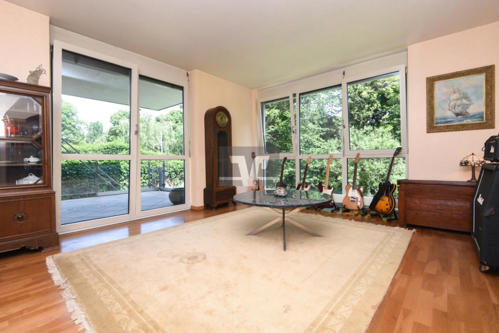 Schlafzimmer mit Blick zum Garten und Zugang zum ca. 16 m² großen Balkon
