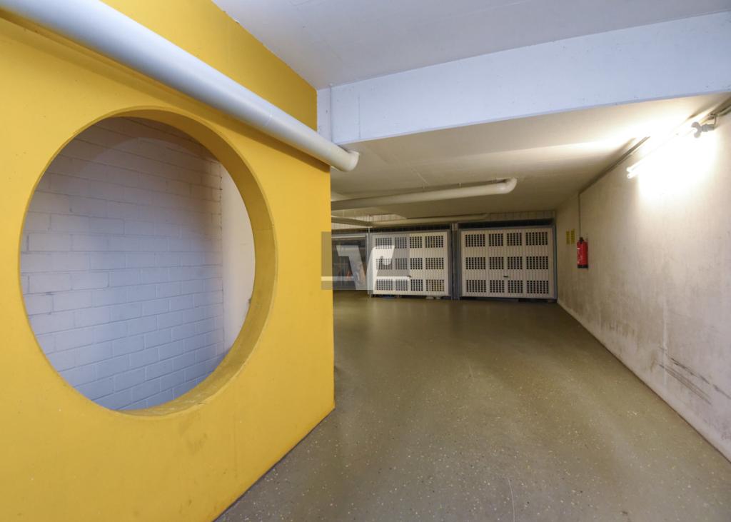 Tiefgarage mit Blick zu den beiden Pkw-Abstellplätzen