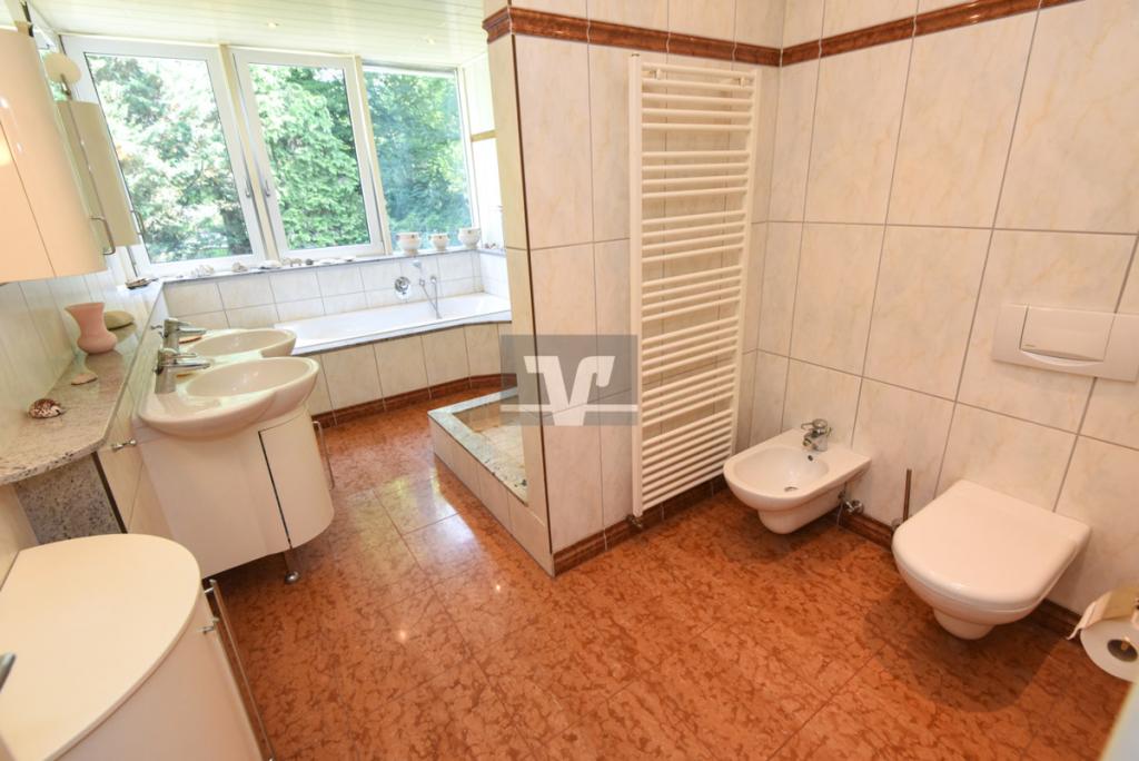 Helles und großzügiges Badezimmer 