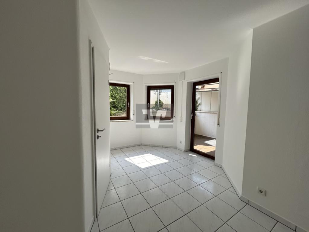 Wohnzimmer mit viel Tageslicht