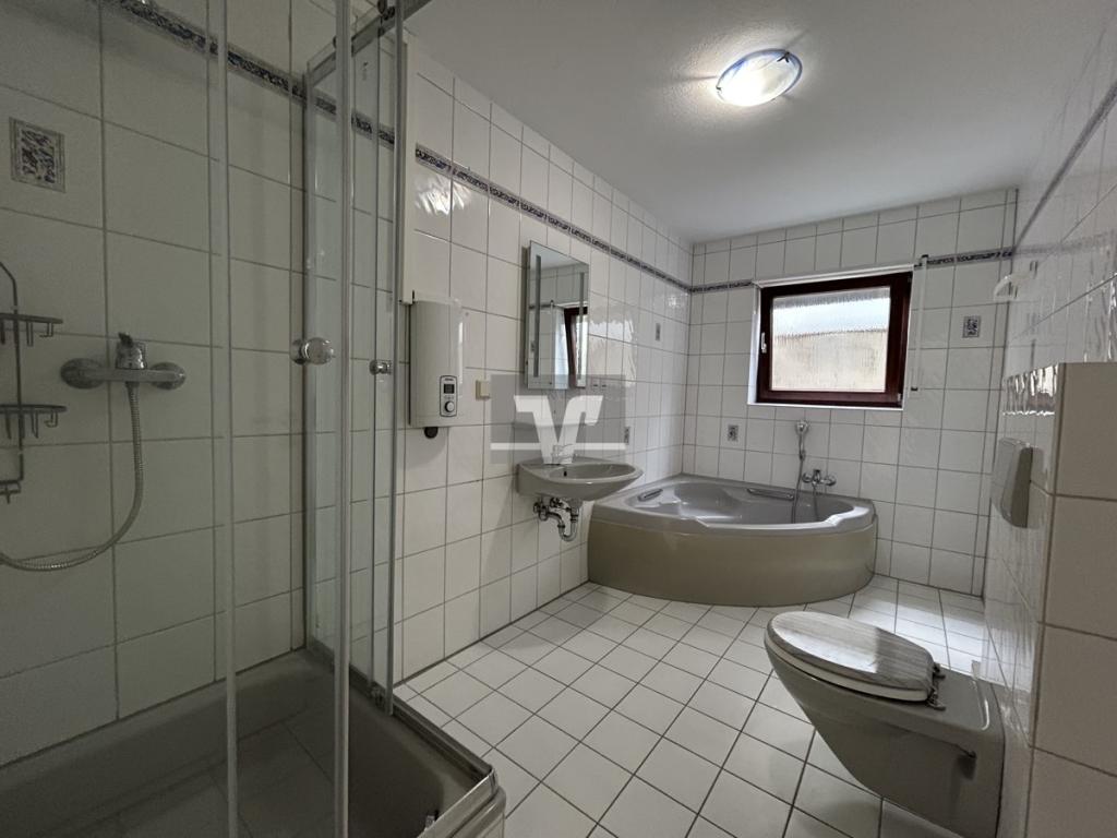 Helles Bad mit großer Eckwanne und Dusche 