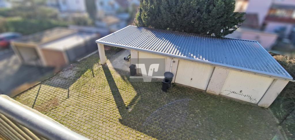 Hof mit Garagenanlage