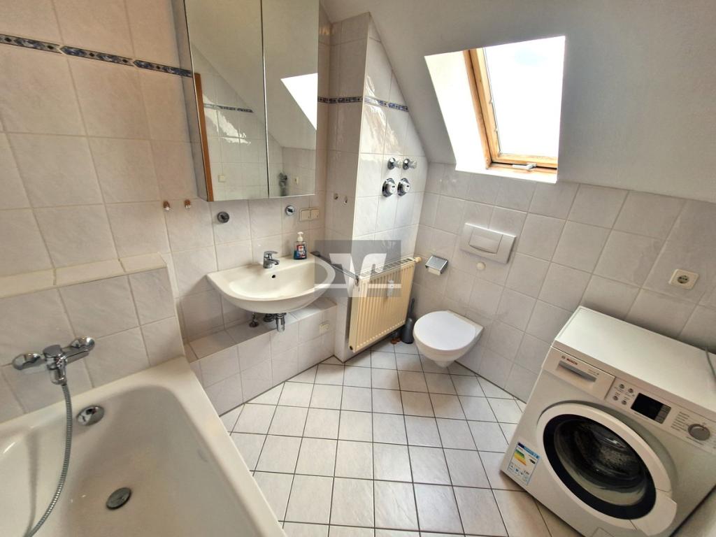 Obere Ebene: Tageslichtbadezimmer mit Waschmaschinenanschluß 