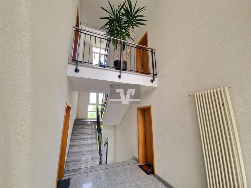 Hauseingang mit Blick ins Treppenhaus