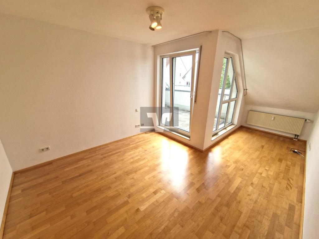 Untere Ebene: Gemütliches Schlafzimmer mit eigenem Zugang zur Loggia