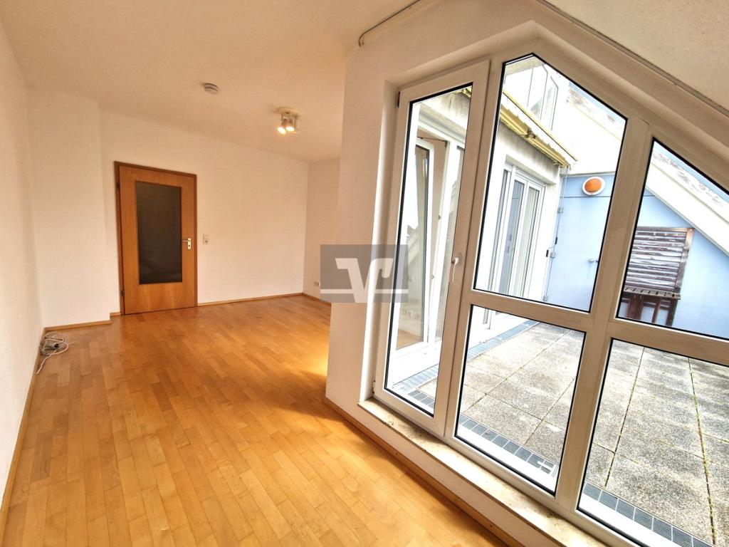 Untere Ebene: Schlafzimmer mit Blick auf die Loggia
