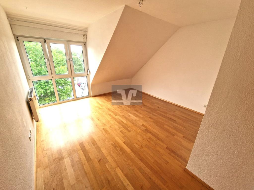Obere Ebene: Helles Kinderzimmer (1) mit Blick ins Grüne