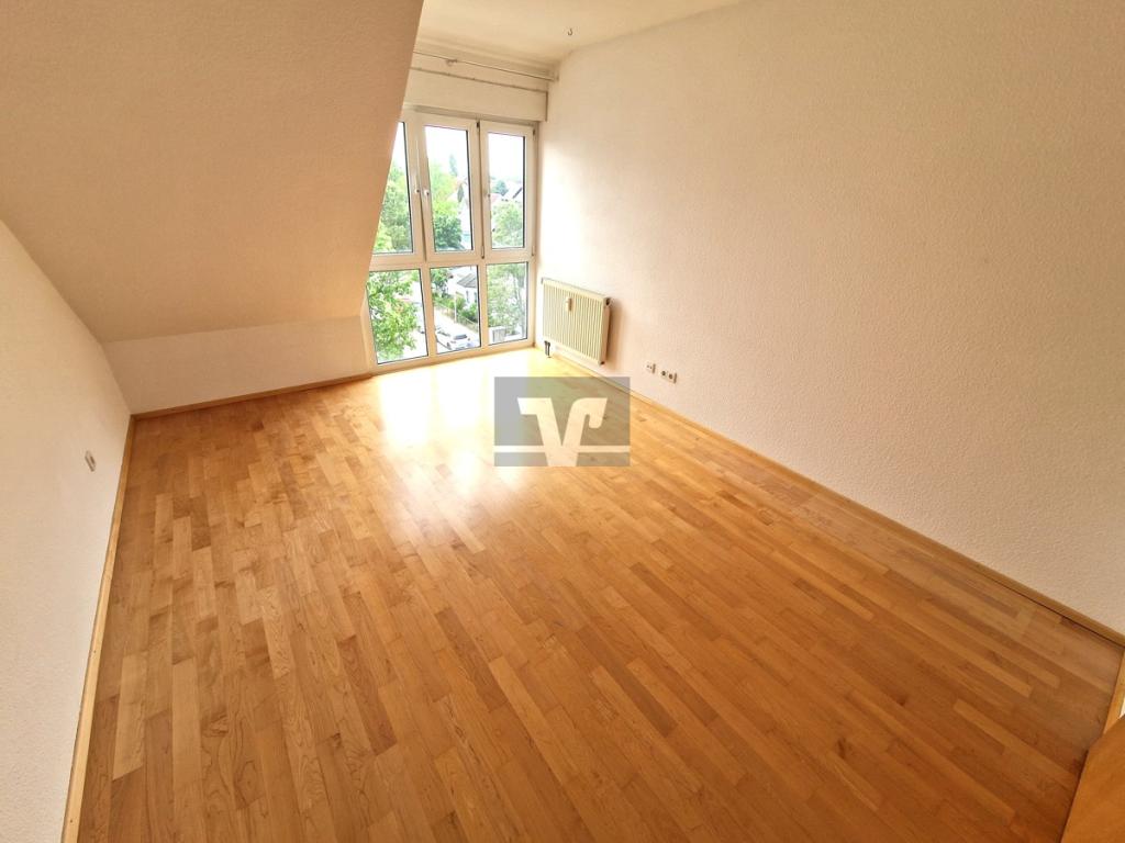 Obere Ebene: Weiteres helles Kinderzimmer (2) mit Blick ins Grüne