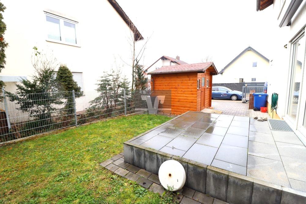 kleiner Garten + Gartenhäuschen