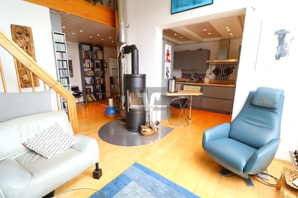 idyllischer Kaminofen im Wohnzimmer