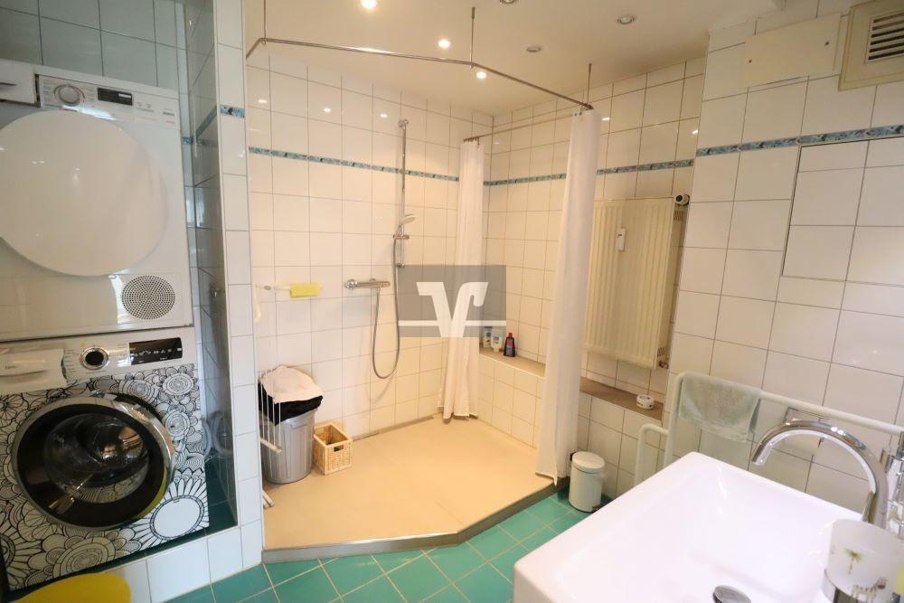 Bad 1 mit begehbarer Dusche