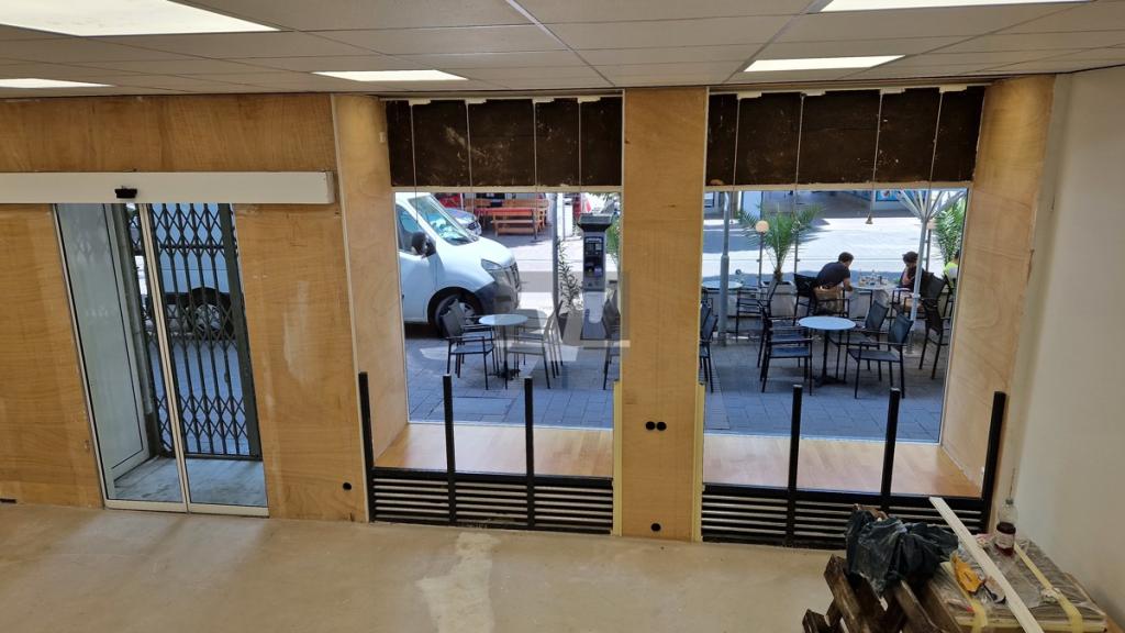 Große Schaufenster zur Bahnhofstraße
