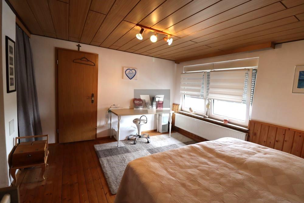 Weiteres Schlafzimmer mit Ankleideraum im Dachgeschoss