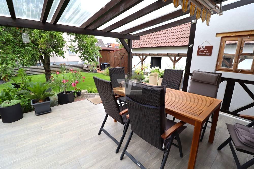 Überdachte Terrasse mit Markise