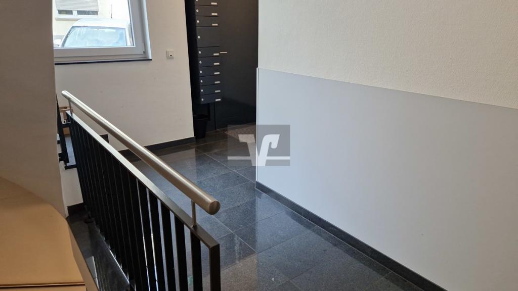 Hochwertige Böden und Geländer im Treppenhaus