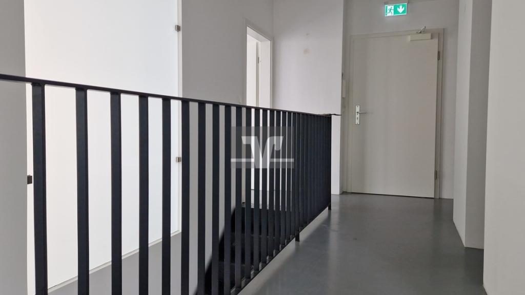 Moderner Flur und Boden im OG